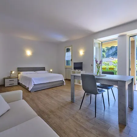 Domus Lario's Lake, Pool And View * リエルナ